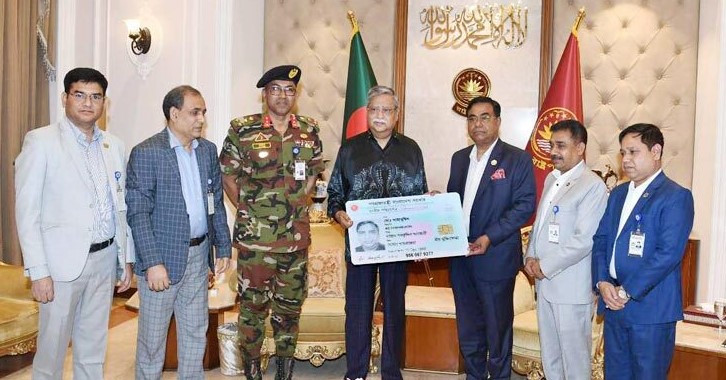রাষ্ট্রপতির কাছে ‘বীর মুক্তিযোদ্ধা’ খচিত নতুন স্মার্ট এনআইডি হস্তান্তর